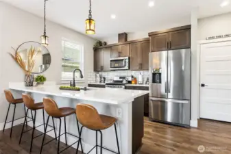 Bar seating at kitchen peninsula