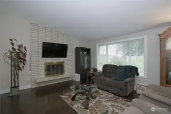 The living area featuring a wood fireplace guarantees a warm and cozy atmosphere.