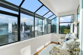 Lovely Sun Room to enjoy the sunlight and mountain views. Light filtering Sun Shade can be moved up or down by a switch.
