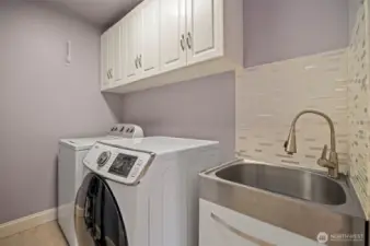 Utility room on upper level. Washer/dryer stay!