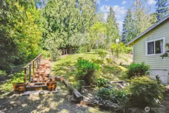 Side of house & stairwat to the large upper yard.