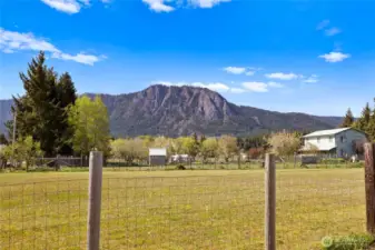Beautiful Peoh Point location, minutes to town.