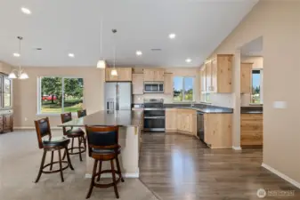 Large kitchen with island!
