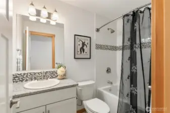 Full main level guest bath