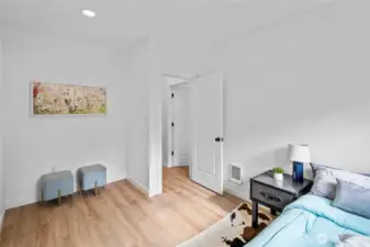 BEDROOM 2 NOOK FOR DESK/ARMOUR