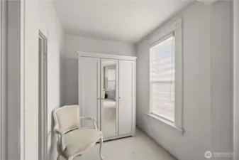 Dressing area or bonus space in the primary for desk or wardrobe