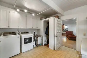 Large entry/laundry room with plenty of storage space. All appliances are included.