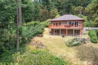 Excellent location near county beach, stores and restaurants of Eastsound Village.