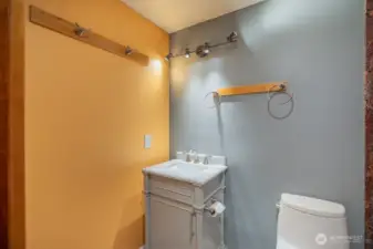 Another view of the full bath.