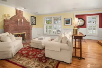 Charming and classic in style with soft colors enhancements. Hunter Douglas shades.