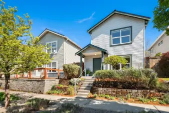 Discover this absolutely wonderful gem that takes advantage of the best Seattle has to offer. Just move in, the works already done!