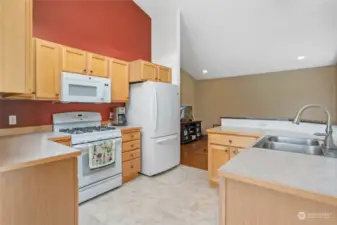 Nice kitchen, spacious and pristine and all appliances included,