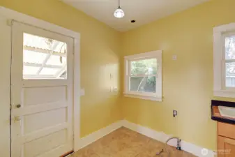 Gas hook up for oven/stove plus eating area for two.
