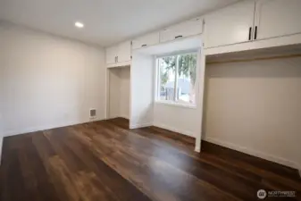 Guest bedroom (view 2)