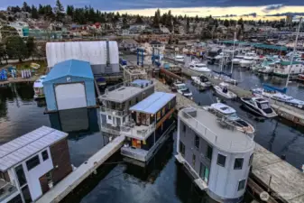 Time for your to explore the lifestyle of Lake Union Living aboard a new construction single story houseboat with a full rooftop deck. Imagine....