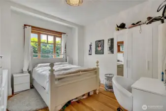 3rd bedroom middle floor