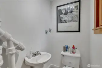 Middle floor bathroom