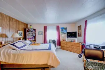 Large primary bedroom.