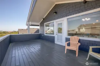 Large trex deck with propane hookups for BBQ off of 2nd floor living space