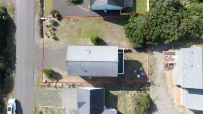 LARGE side yard. Perfect for an extra garage, shop, garden, RV parking..... SO many options