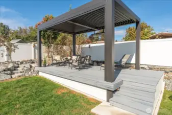 StruXure pergola w Ai louvres for changes in weather