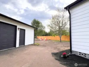 Garage & Large Yard
