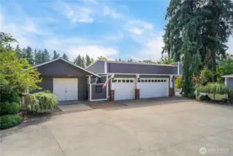 962 sqft 3-car garage and 380 sqft barn/shop (4th covered spot parking)
