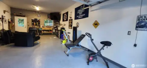 Garage can be used as shop, gym or sports den!