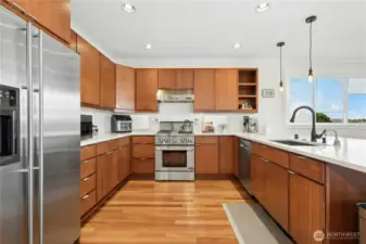 Premium appliances: Jenn-Air fridge, Jenn-Air gas range with hood, Bosch dishwasher