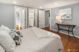 See the adjoining 5th bedroom and en-suite bath?