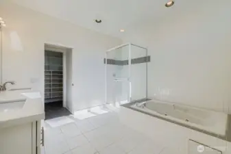 wide open concept full bath