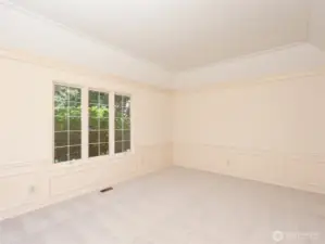 Living Rm is Phenomenal! NEW Paint/Wainscoting/Crown Molding/Carpet