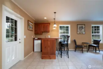 This spacious bonus room features a wet bar and a private separate entrance, making it perfect as an entertainment hub, media room, or guest retreat—ideal for hosting friends or enjoying movie nights in style.