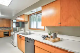 So many cabinets - with original hidden hinges and press & release cabinets that pop open.