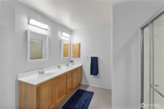 Double vanity main floor primary