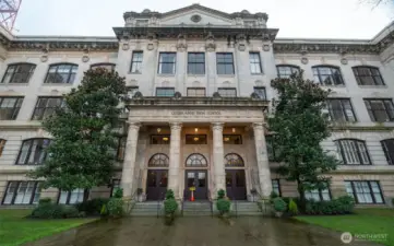 Welcome to Queen Anne High School Condominiums