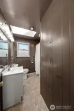 Full Bath w/skylight