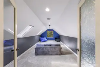 Large bonus room with french doors
