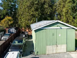 On the side of the detached shop there is parking for 3 cars alone- this doesn't include the extra driveway parking or inside the shop!