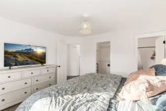 Primary Bedroom with En-Suite Bath & Walk-in Closet