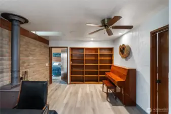 Plenty of shelving for your music or book shelves