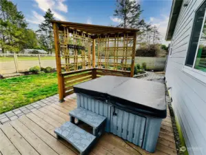 Hot tub right off back deck with privacy screen