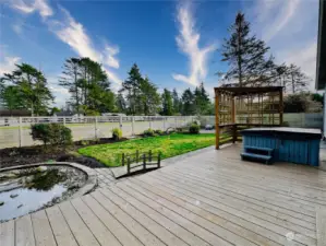 Large back deck for entertaining