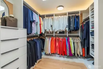 Dimmable lighting, built in drawers/shoe tower and skylight