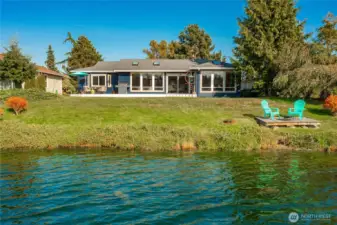Enjoy Thunderbird lakefront living!