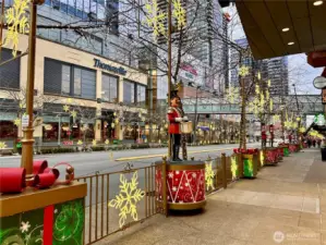 Celebrate the seasons, right out your front door. So fun!