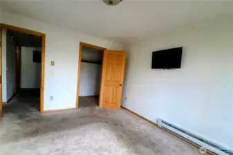 Primary Bedroom w/ walk-in closet