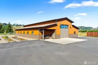 Huge workshop/barn. Room for all the toys, projects and farm critters.