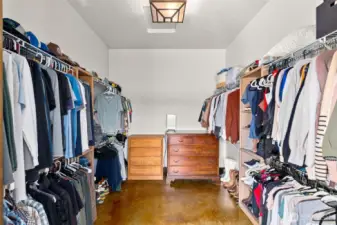 Mstr bdrm walk in closet