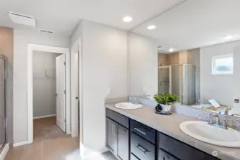 En-suite 5 piece bath with walk-in closet